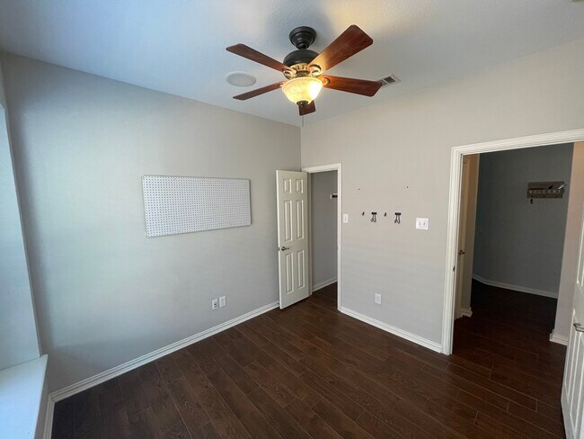 Guest Room 2 - 10141 Sanden Dr