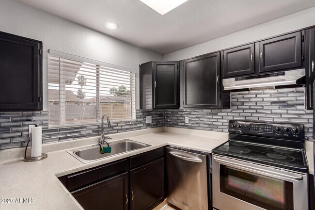 Building Photo - 6038 W Gelding Dr