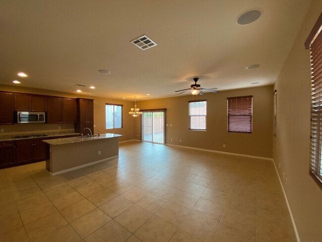 Building Photo - Southwest Beauty!