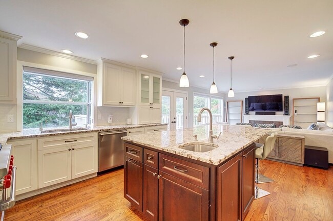 Building Photo - 5Bd/3.5Ba Newcastle House