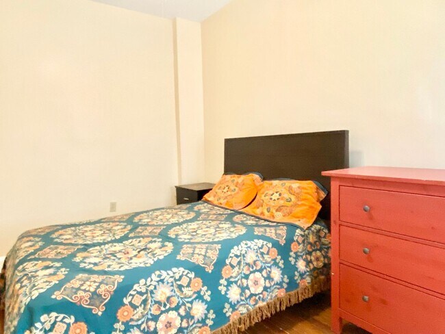 Building Photo - Spacious 2 Bed Plus Den - 1 Bath - Capitol...
