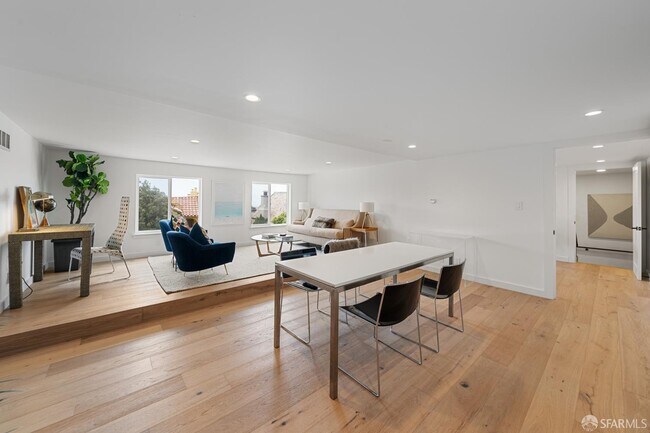 Building Photo - 628 Los Palmos Dr