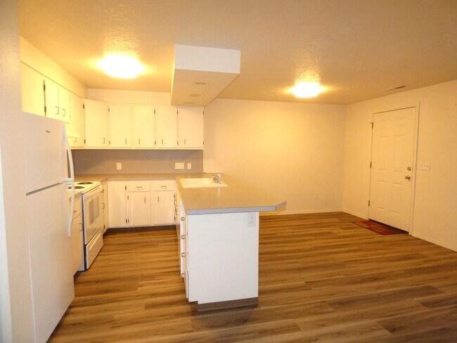 Building Photo - Rent Special: 1/2 Off March's Rent - Ground Level 2 Bed 1 Bath W/ Air Conditioning