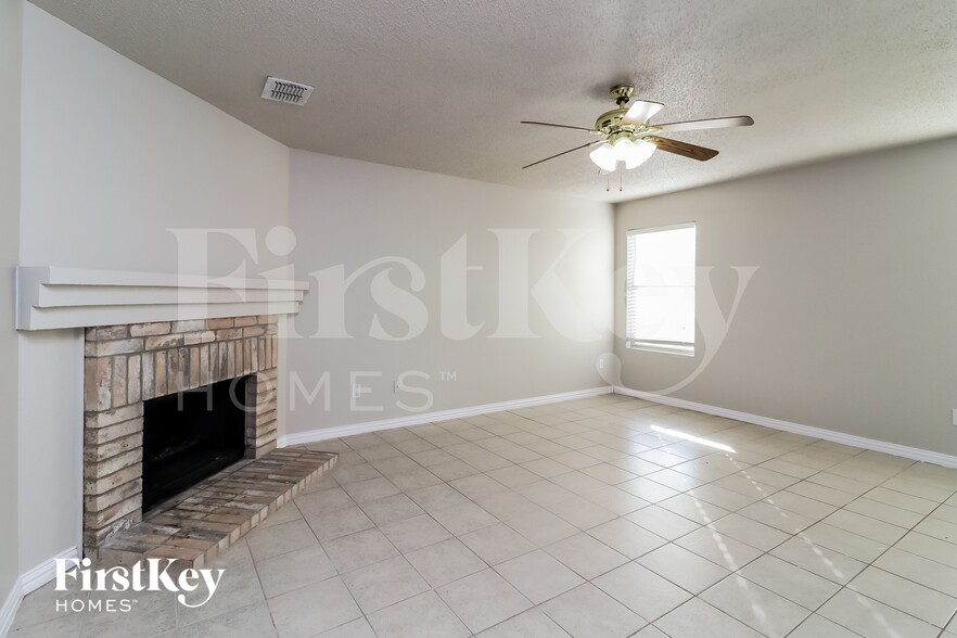 Building Photo - 3913 Fox Run Dr