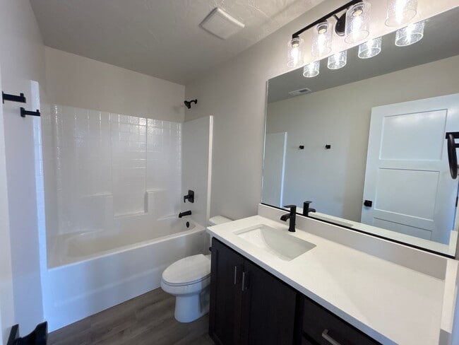 Building Photo - Beautiful Townhome!