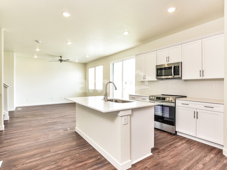 Building Photo - 1142 E Caitlyn St