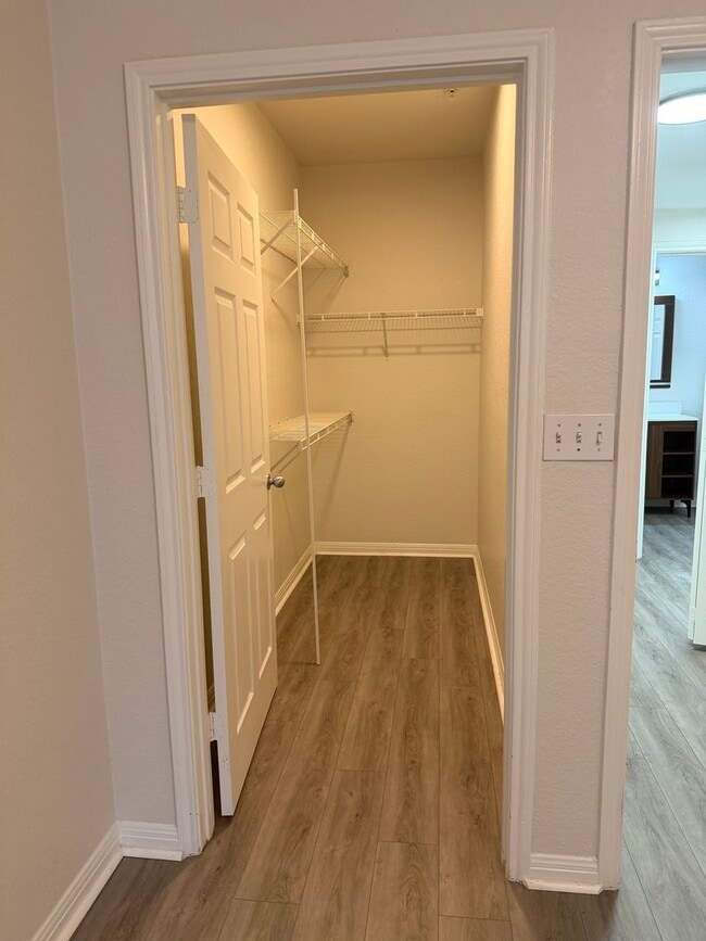 Building Photo - Newly Renovated Downtown 2 BDRM Condo