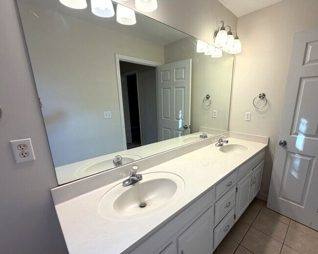 Building Photo - Spacious 5 bedroom 2 and a half bath home in Ringgold, GA