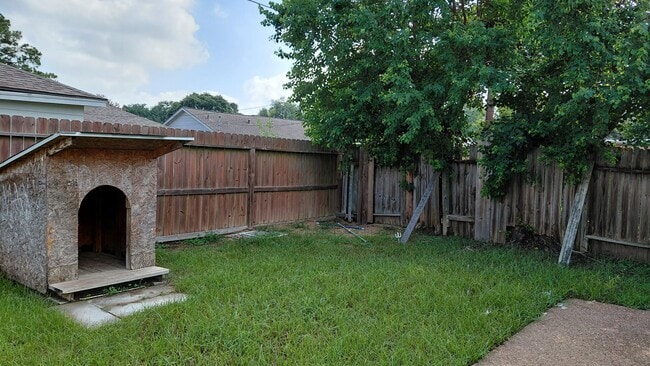 Building Photo - 8314 Beechnut St