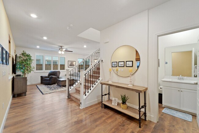 Building Photo - Gorgeous 4 Bedroom 3 bath in Northlake