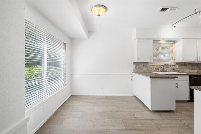 Building Photo - 8600 Clarewood Cir