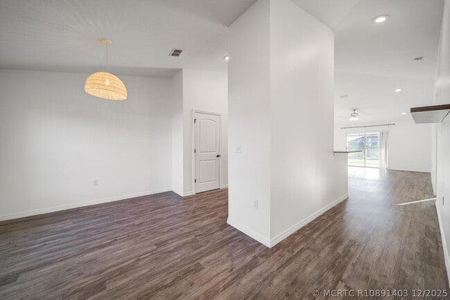 Building Photo - 4631 SW Athena Dr