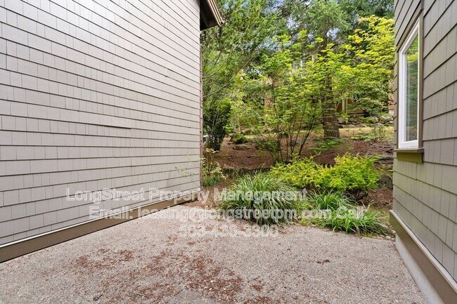 Building Photo - 10247 NW Village Heights Dr