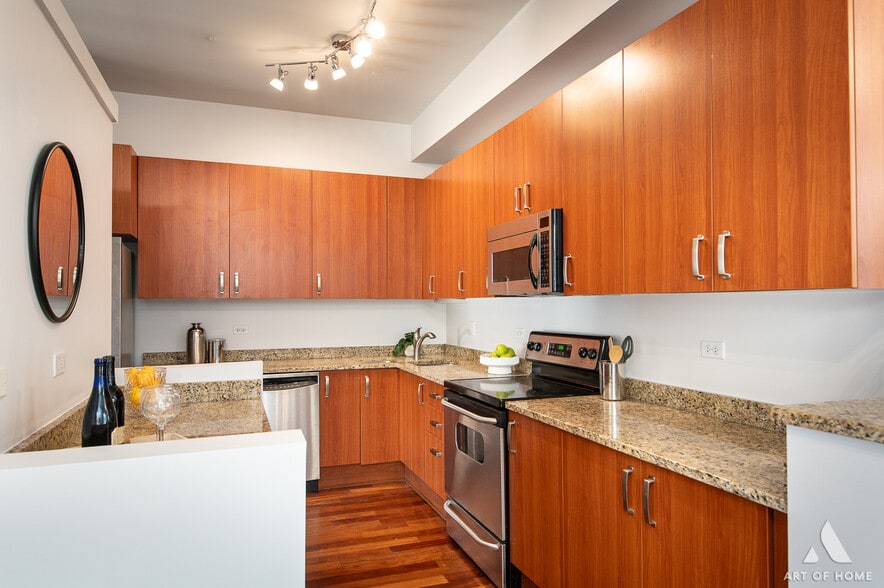 Kitchen - 4751 N Artesian Ave #409