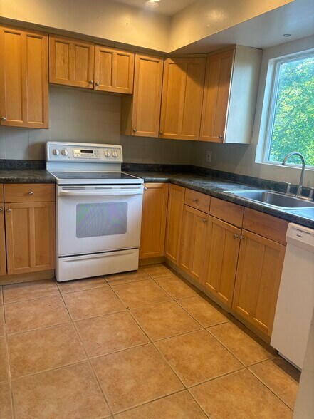 Building Photo - 44 Lake Ter