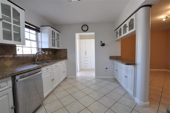 Building Photo - 10502 SW 77th Ct