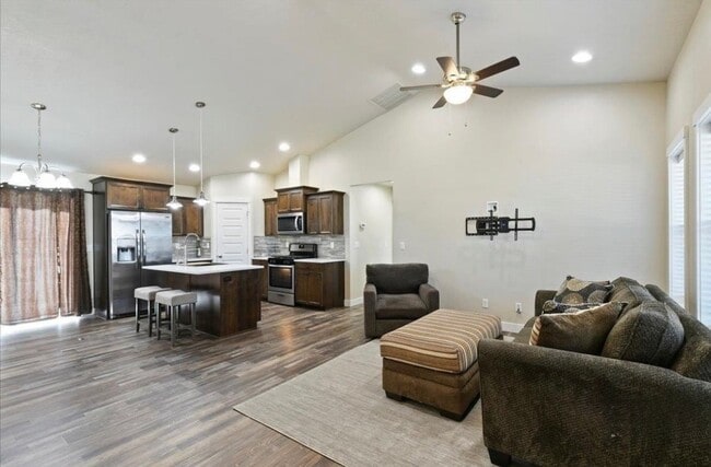 Building Photo - Beautiful Modern Home in a Nice Neighborhood