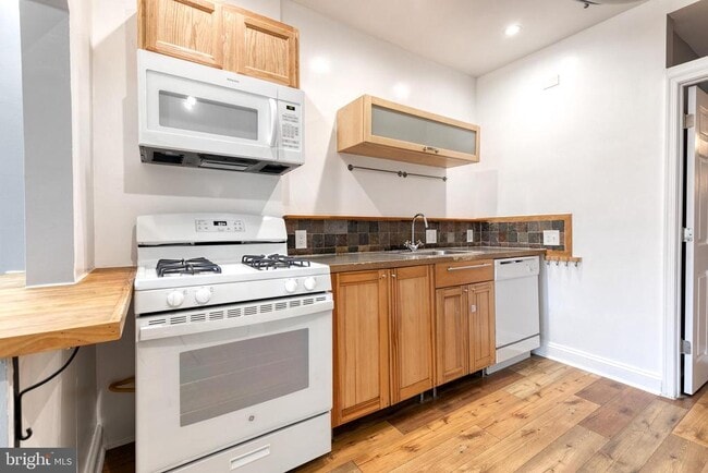 Building Photo - 422 Folcroft St