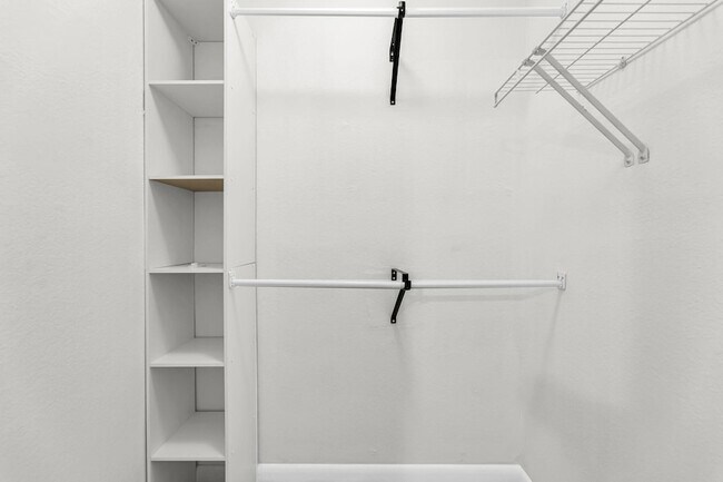 Building Photo - 266 Alexandra Dr