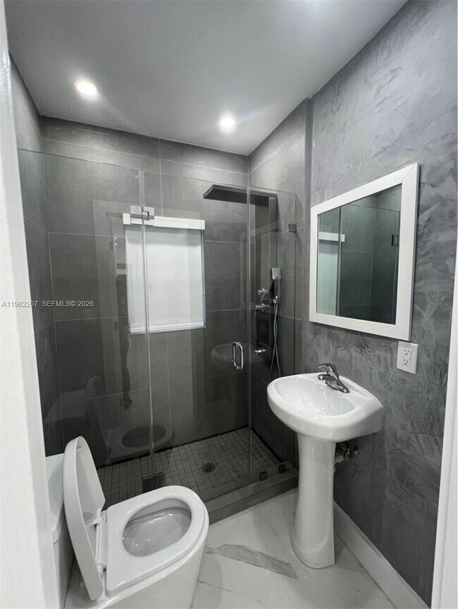 Building Photo - 1015 S 17th Ave