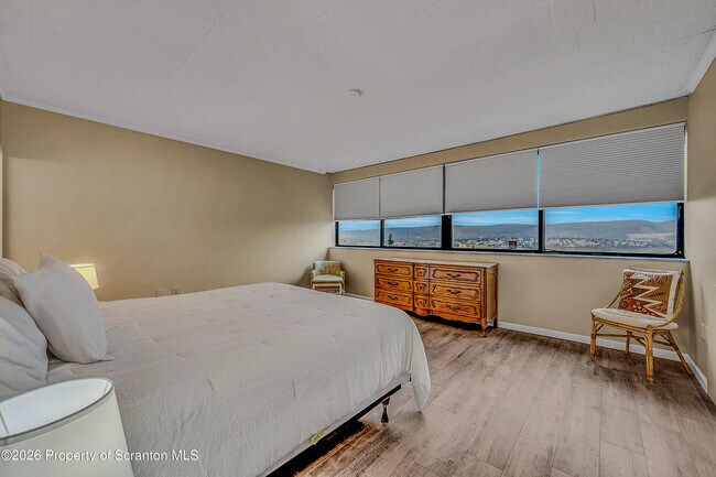 Building Photo - 550 Clay Ave