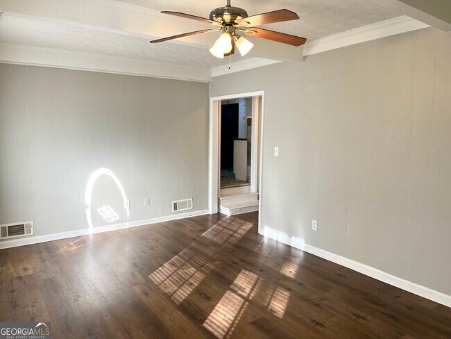 Building Photo - 3305 Spring Creek Dr SE