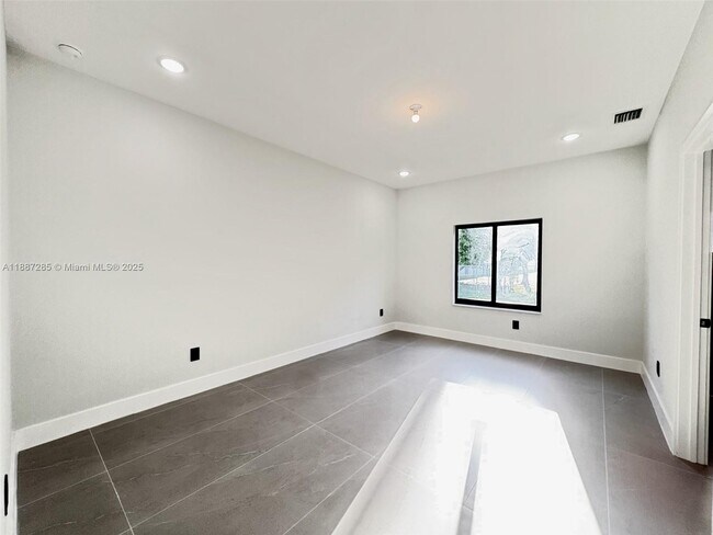 Building Photo - 1005 SW 25th Ave
