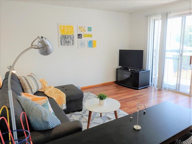 Includes Flat screen smart TV, with Hulu - 4215 Whitman Ave N