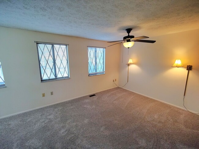 Building Photo - *Spacious & Conveniently Located 3BD/2.5BA Townhouse Available in Bethel Park*