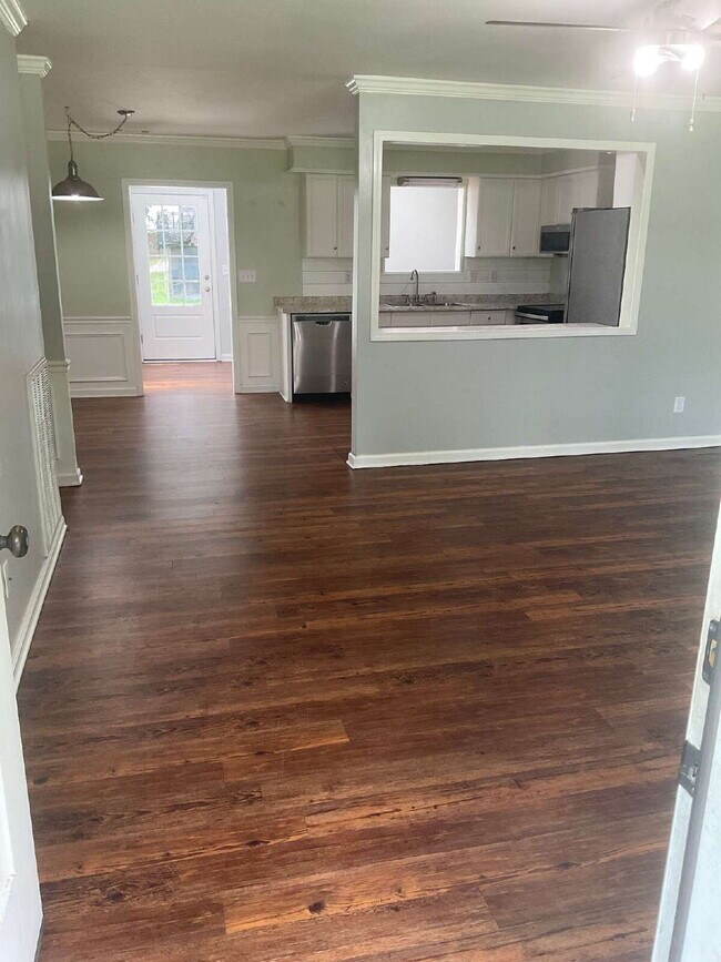 Building Photo - "Charming 3-Bedroom Haven with 2 Full Bath...