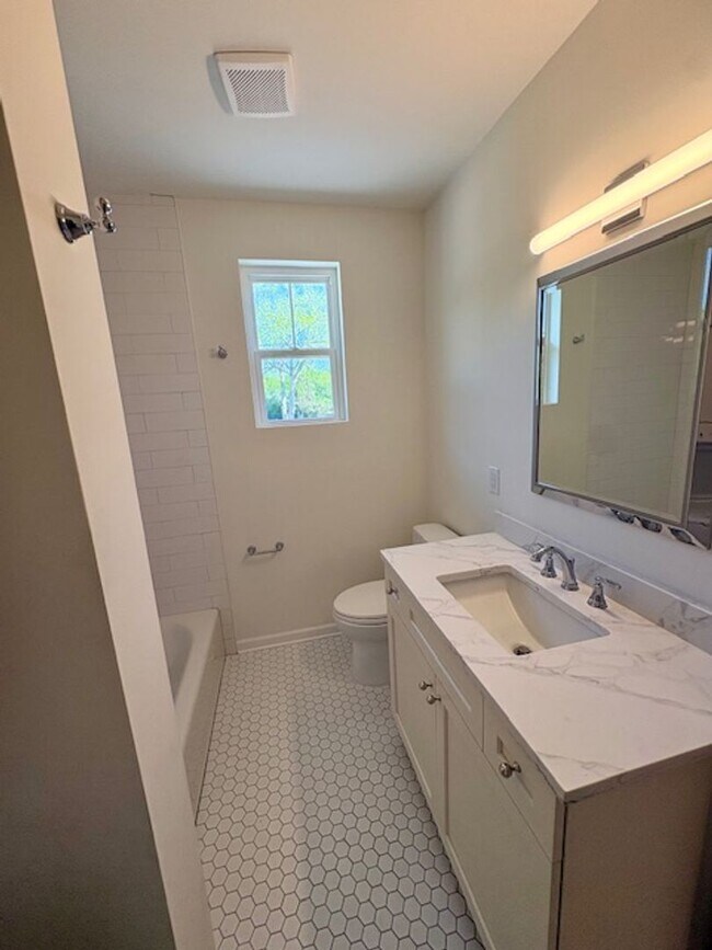 Building Photo - Newly Renovated Three Bedrooms Condo in South Windermere