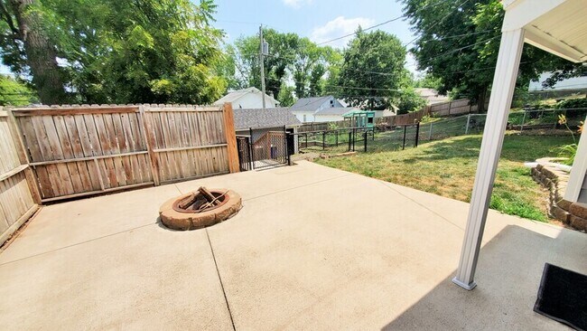 Building Photo - 1032 Maplewood Dr NE