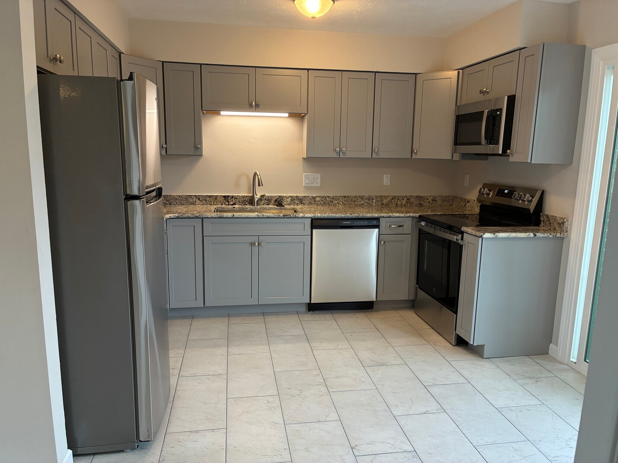 Building Photo - 1204 Hollowbrook Dr