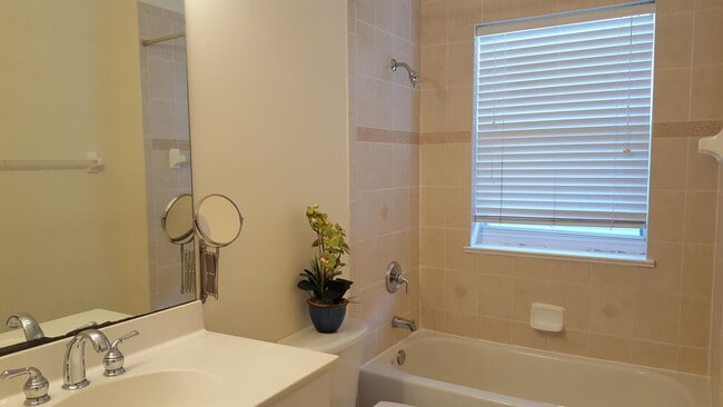 Building Photo - 1825 Bridgepointe Cir