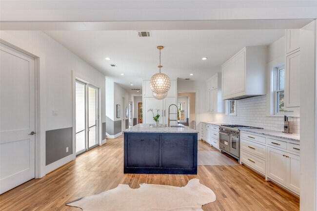 Building Photo - 709 E 13th St