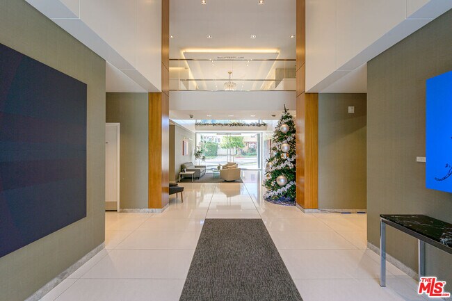 Building Photo - 838 N Doheny Dr