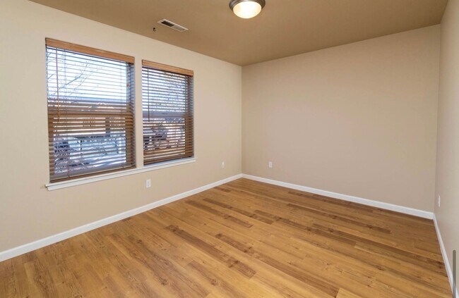 Building Photo - Welcome Home to Comfortable Bend Living