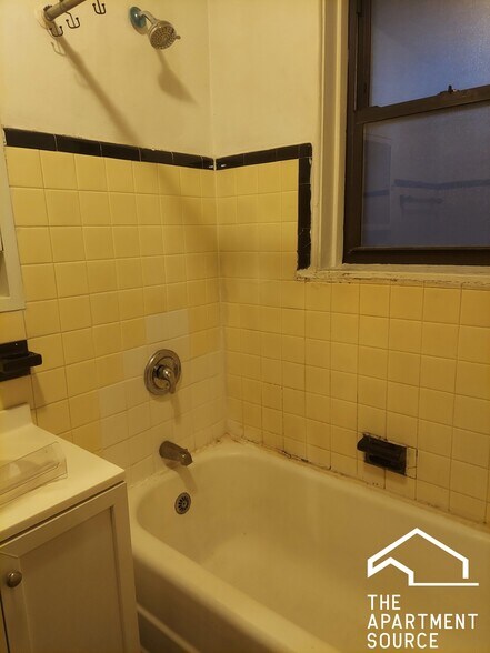 Building Photo - 4417 N Wolcott Ave