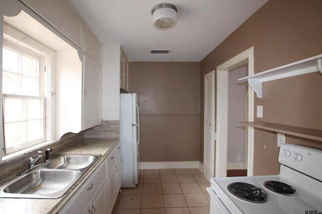 Building Photo - 132 Rowland Pl