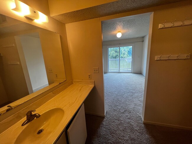 Building Photo - Beautiful 2BR 2 full bath condo in secured...