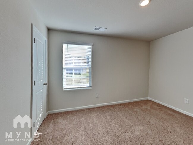 Building Photo - 329 New Villas St