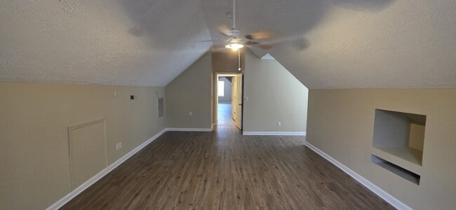 Building Photo - 2902 Meadowhill Dr