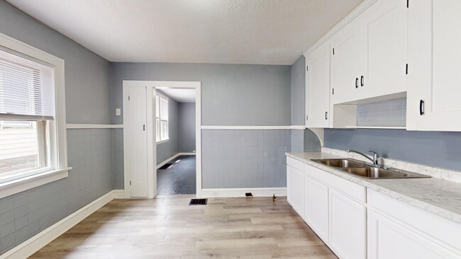 Building Photo - ** AVAILABLE OCTOBER 2025 *** Old Brooklyn...