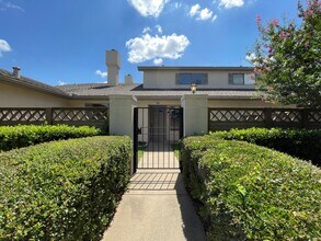Building Photo - AVAILABLE NOW - 2 Bedroom 1 Bath Two Story...