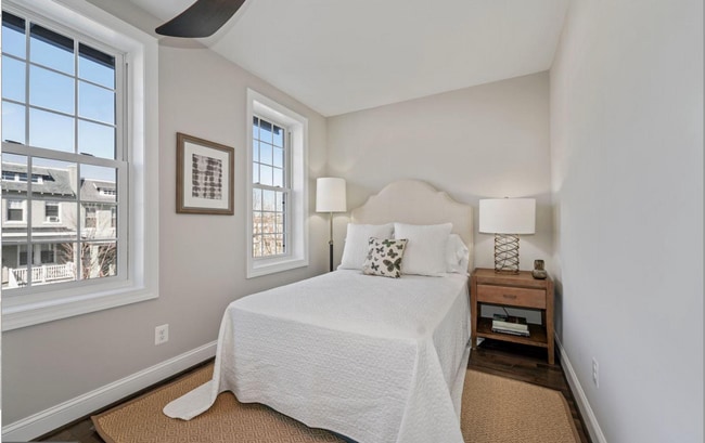 Building Photo - 4 bed 3.5 bath. Parking! Pets Welcome!