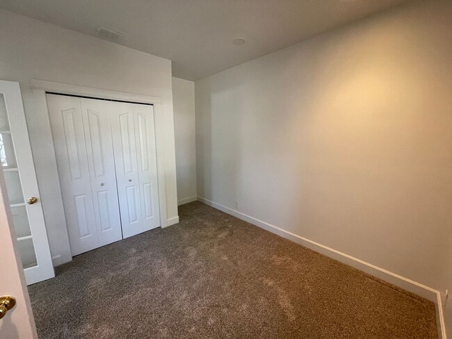 Building Photo - Lovely 3 Bed 2 Bath House in River Road Area