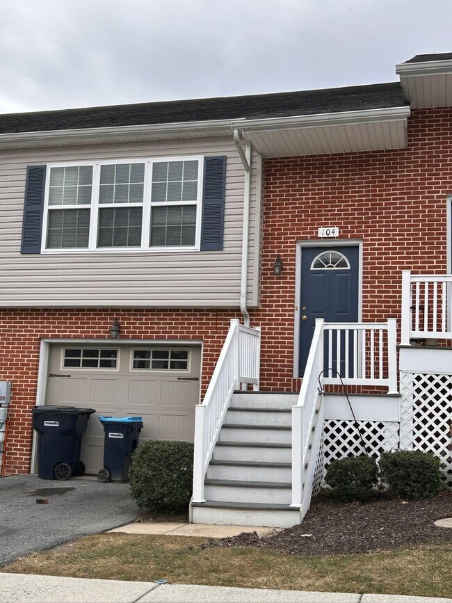 Building Photo - 3 Bed 2 Bath Townhouse in Mountville!