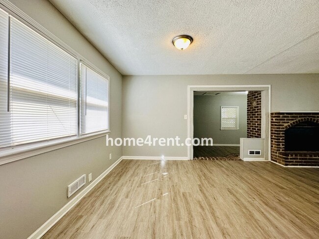 Building Photo - Ranch Style Home in KCMO w/ LVP Floors, SS Appliances and a Fenced Yard!