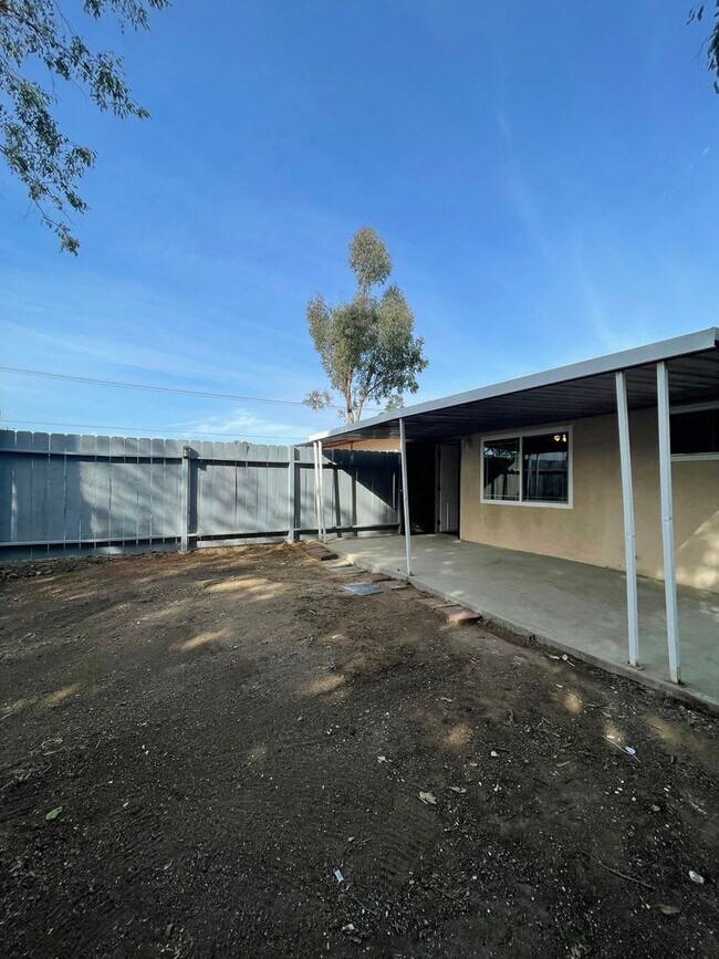 Building Photo - Spacious Duplex w/ New Upgrades!!