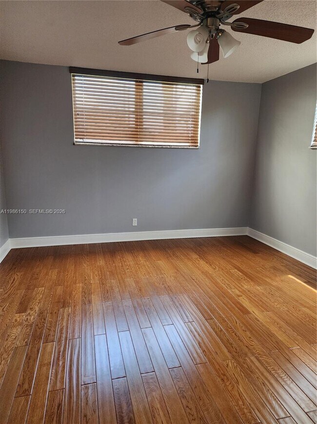 Building Photo - 681 S Hollybrook Dr